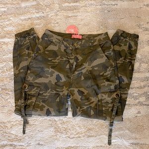 NWT Lilly’s Kloset Camouflage Cargo Jogger Pants
